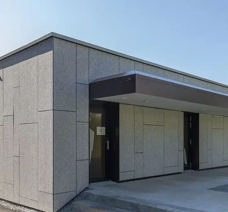 Façade ventilée en pierre naturelle en Suisse romande